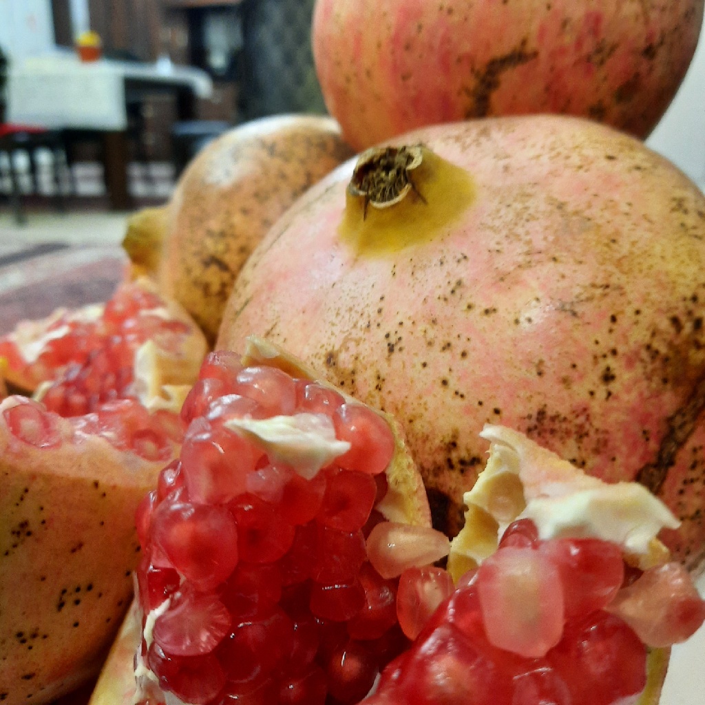 انار طارم (شاه اناری)دانه درشت آبدار و ملس (کیلویی)