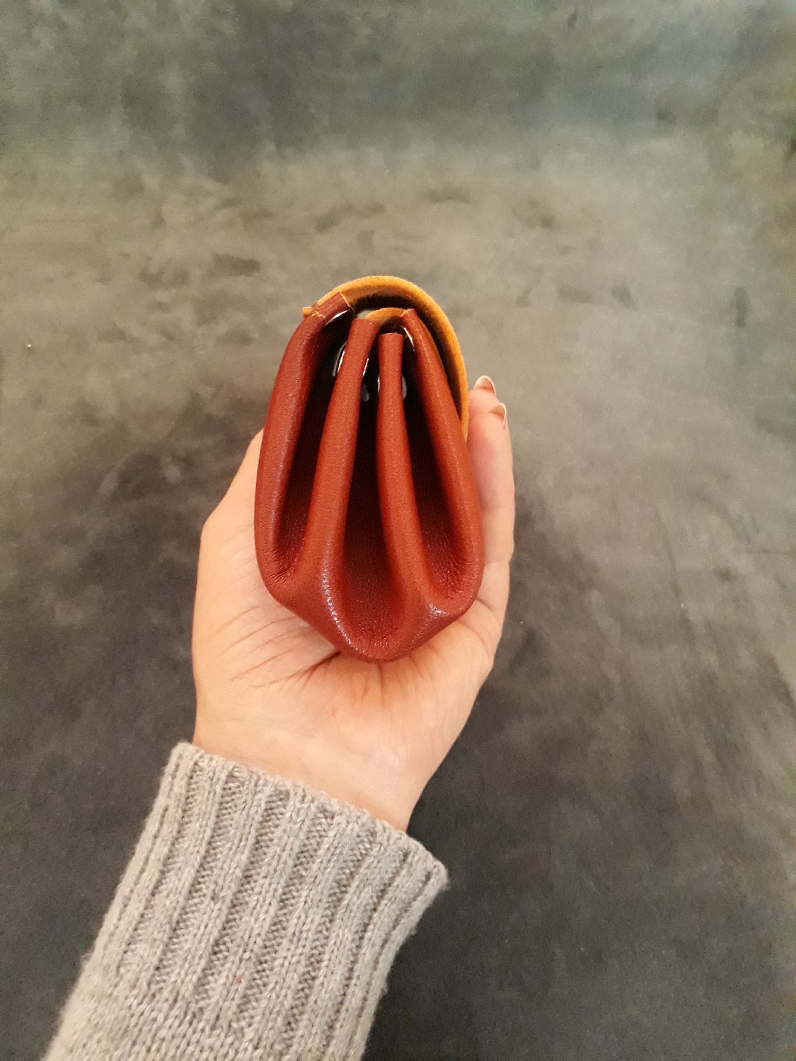 کیف دستی زنانه مدل بقچه ای چرم دستدوز